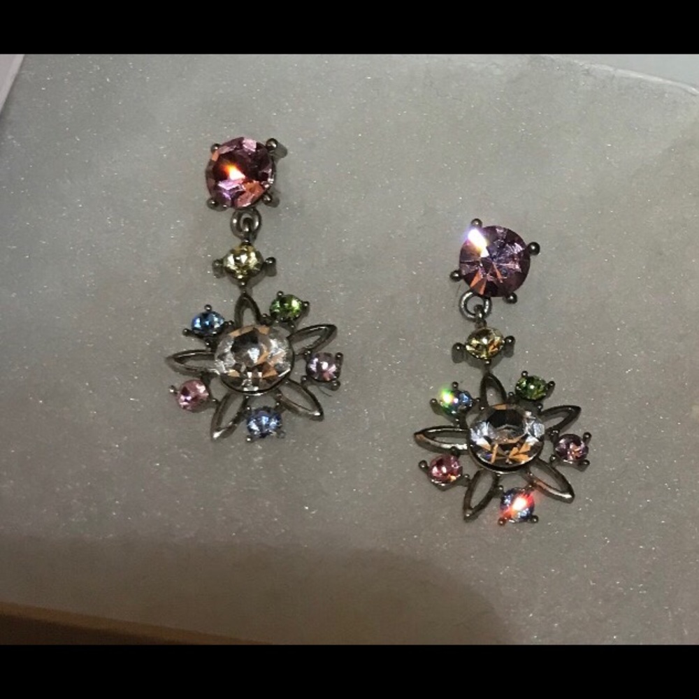 Vintage gorgeous pierced crystal dangle earrings!